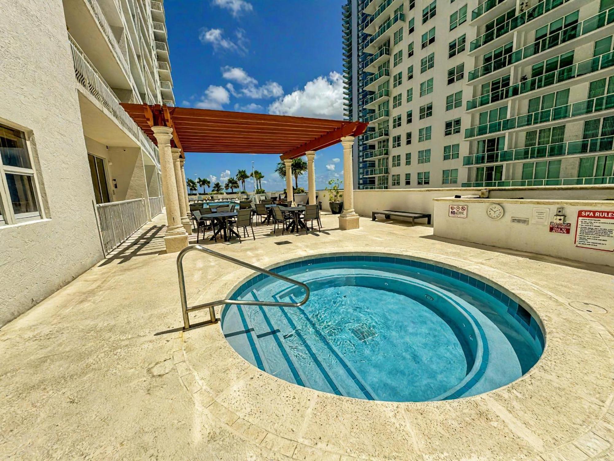Apartamento Elegant Centric Vibrant Pool Jacuzzi Free Parking Miami Exterior foto